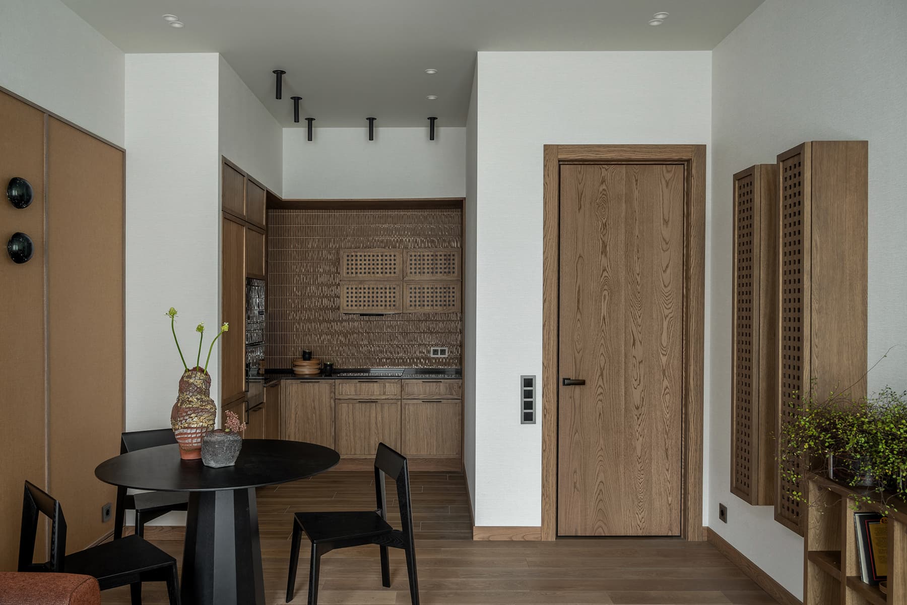 Ритмичный узор клетки и золотистая кухня в интерьере квартиры — проект Юлии Андриевской