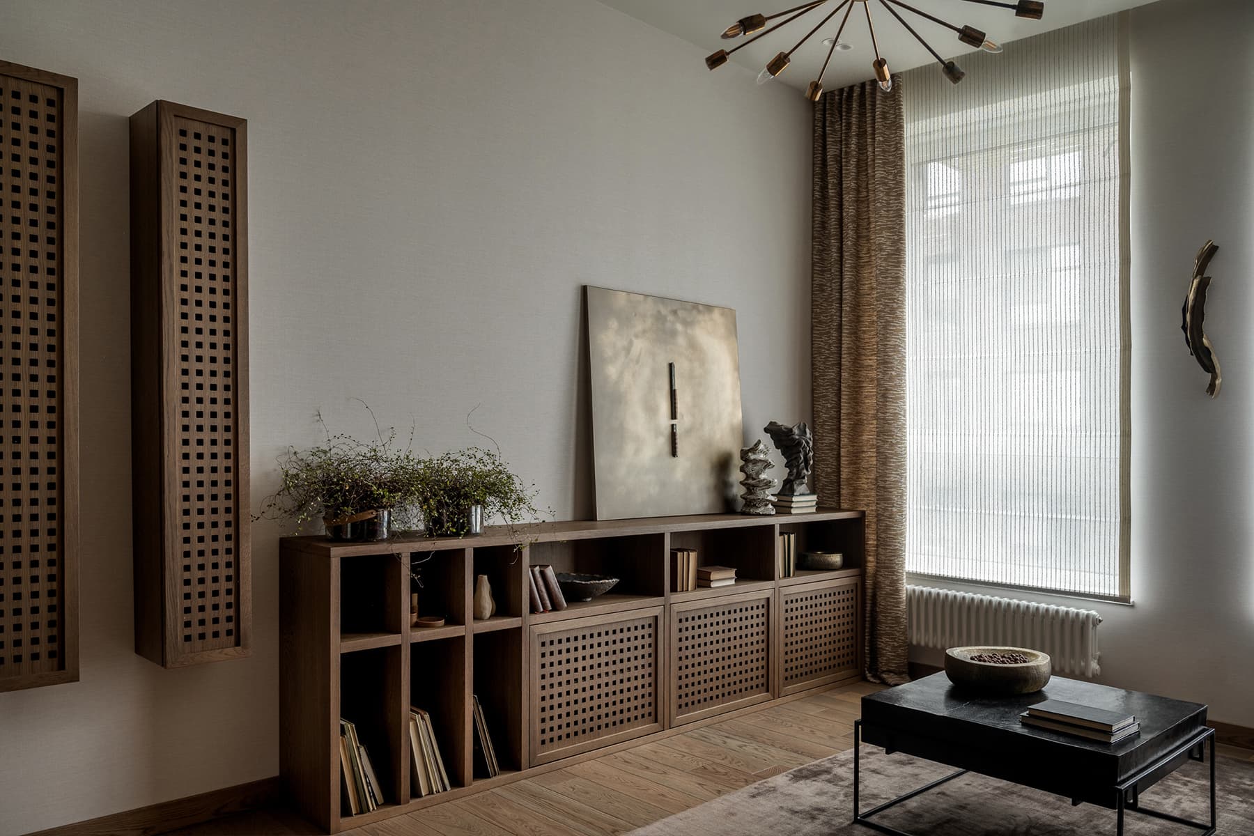 Ритмичный узор клетки и золотистая кухня в интерьере квартиры — проект Юлии Андриевской