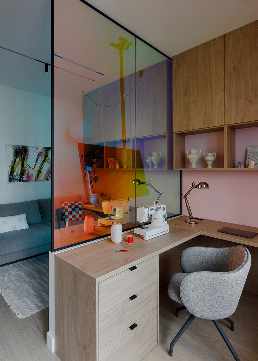 Цветное стекло и игра отражений в интерьере квартиры для девушки — проект Анны Пелипчук