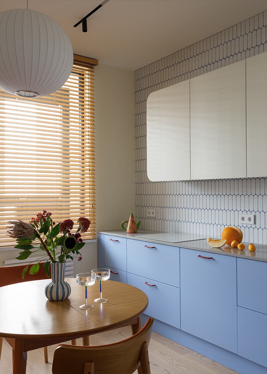 Цветное стекло и игра отражений в интерьере квартиры для девушки — проект Анны Пелипчук