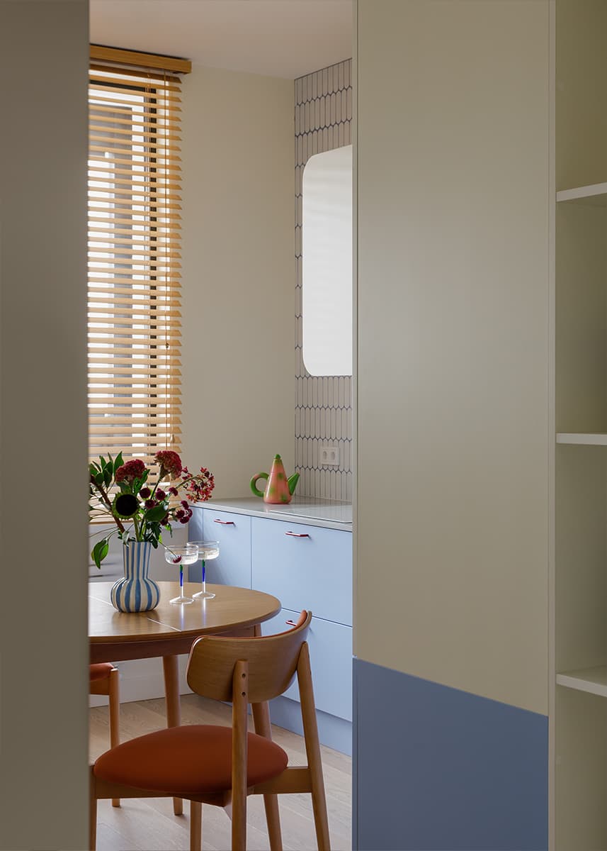 Цветное стекло и игра отражений в интерьере квартиры для девушки — проект Анны Пелипчук