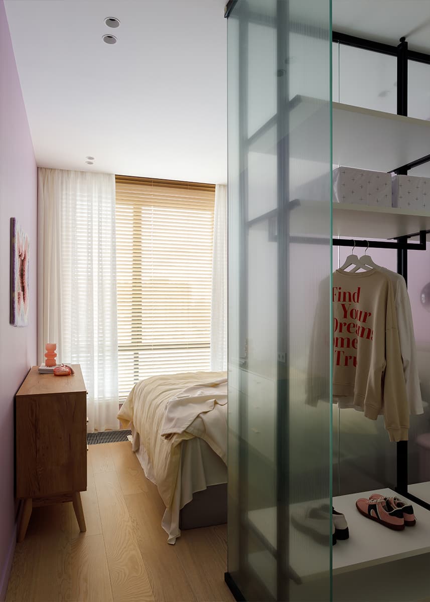 Цветное стекло и игра отражений в интерьере квартиры для девушки — проект Анны Пелипчук