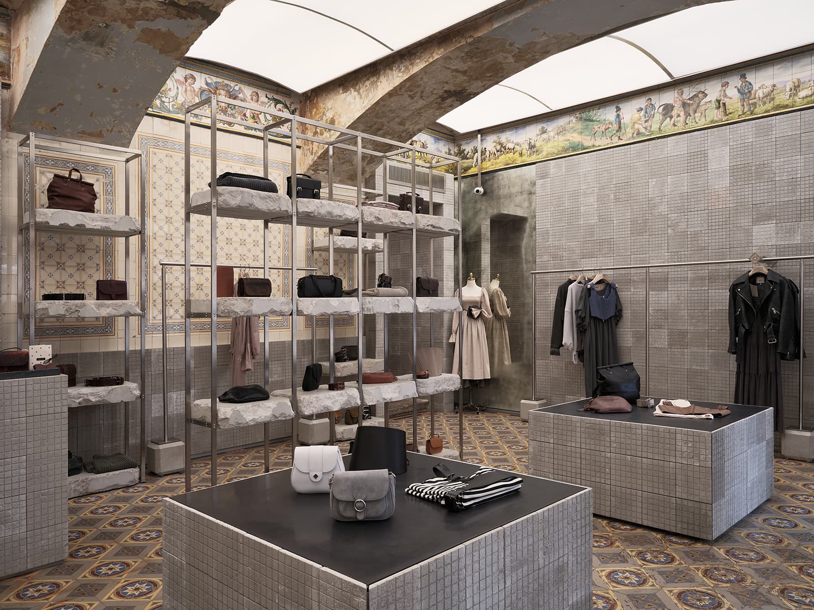 Историческая плитка в интерьере шоурума женской одежды — проект VISHNYAKOV & POKROVSKY