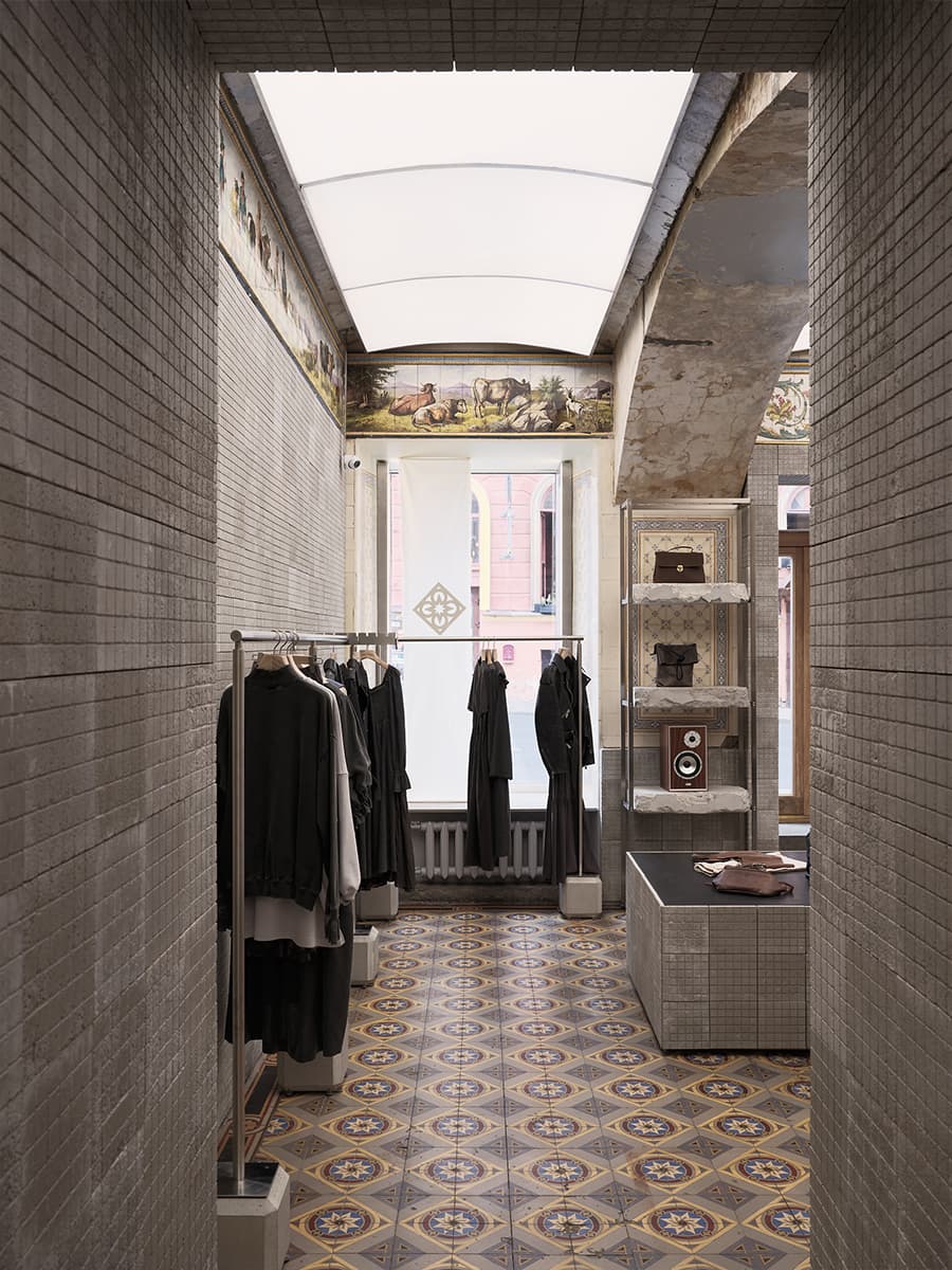 Историческая плитка в интерьере шоурума женской одежды — проект VISHNYAKOV & POKROVSKY