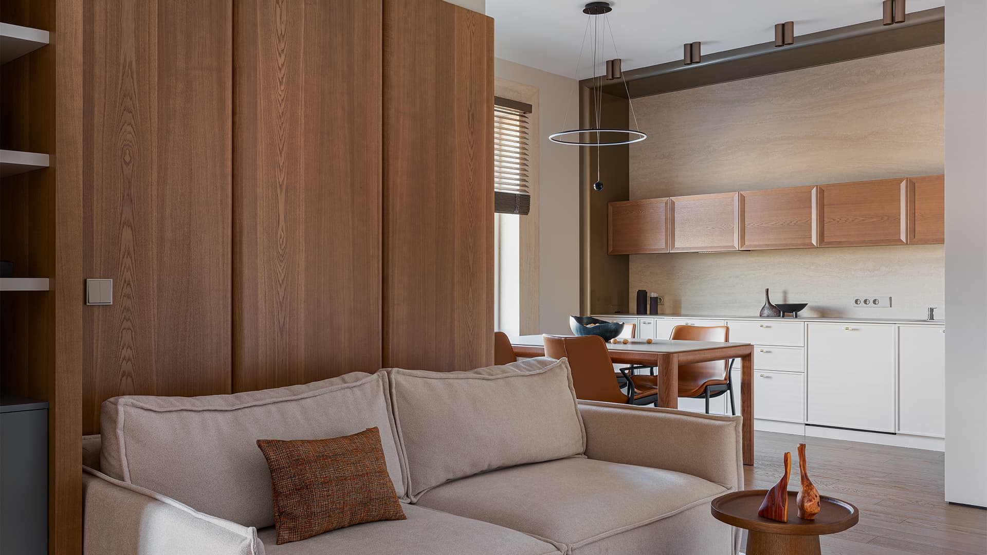 Нарядные оконные откосы в интерьере семейной квартиры — проект Ксении Степаненко