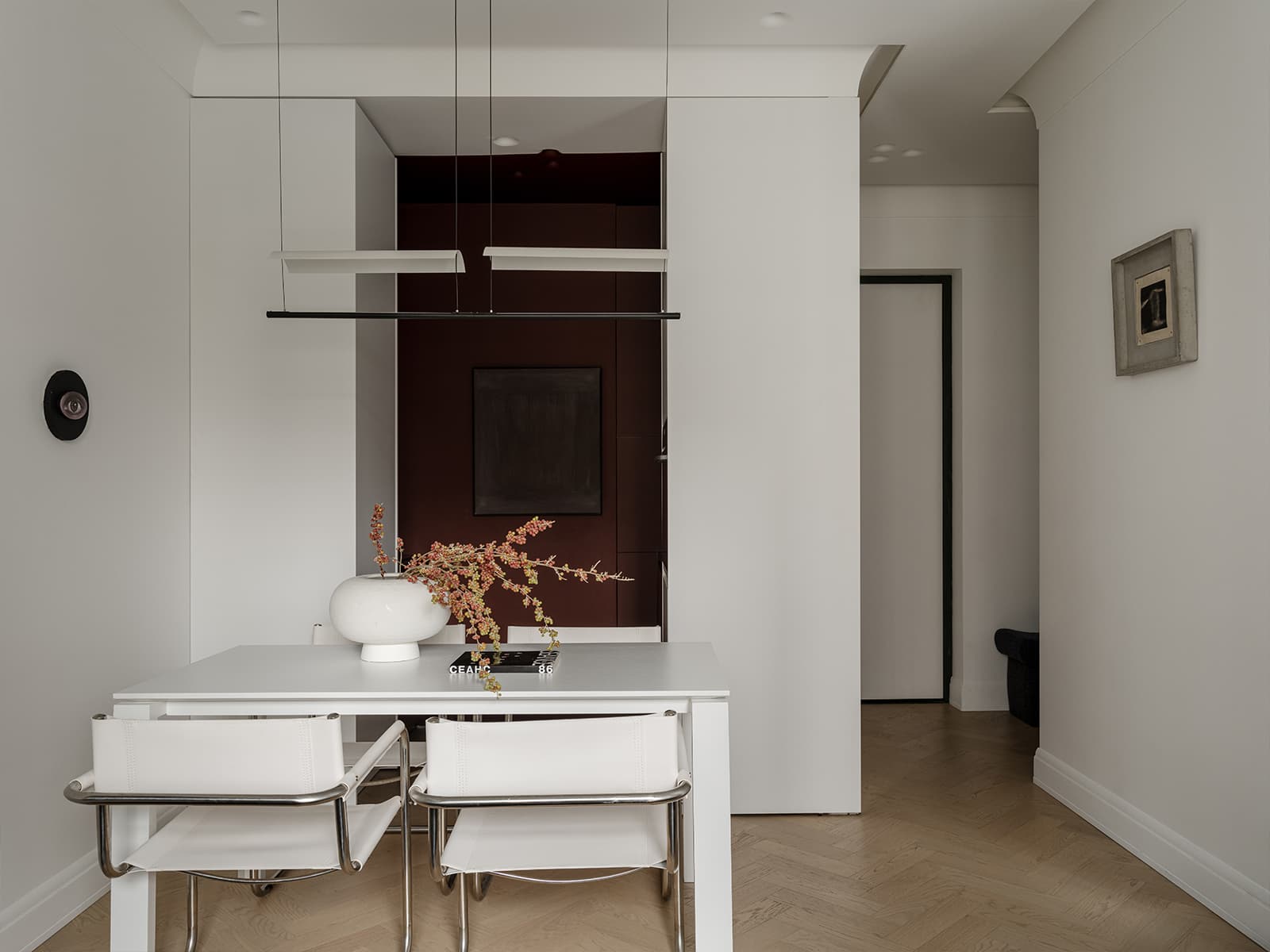 Акцентная кухня в интерьере маленькой квартиры под сдачу в аренду — проект atlburo