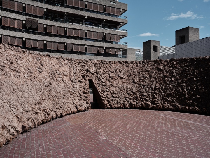 Делси Морелос создала в Barbican монументальную инсталляцию из земли