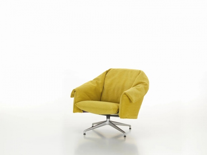 Studio Œ разработала лаунж-кресло для Vitra со свободной обивкой