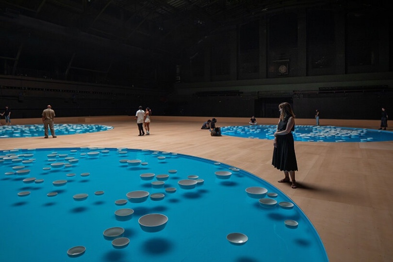 В арт-центре Park Avenue Armory открылась инсталляция из сотен фарфоровых чаш
