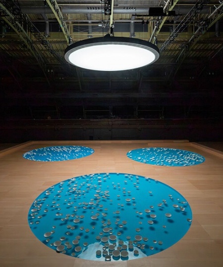 В арт-центре Park Avenue Armory открылась инсталляция из сотен фарфоровых чаш