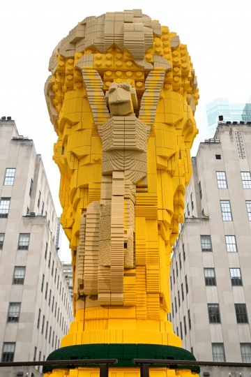 У Рокфеллер-центра установили Кубок мира из конструктора LEGO