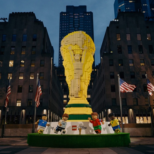 У Рокфеллер-центра установили Кубок мира из конструктора LEGO