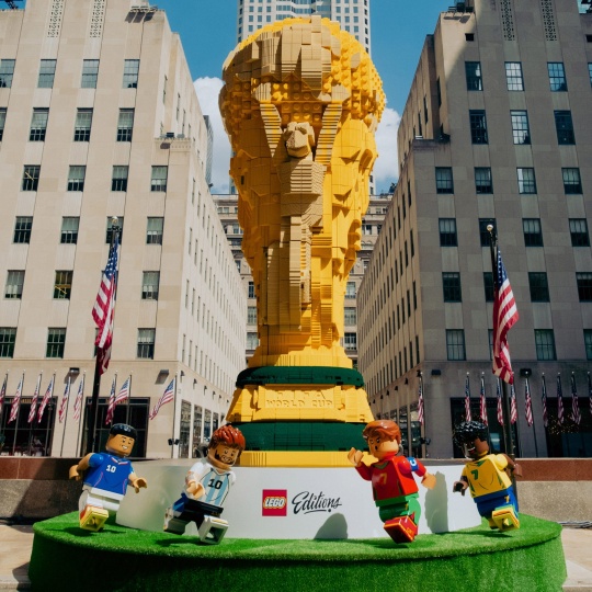 У Рокфеллер-центра установили Кубок мира из конструктора LEGO