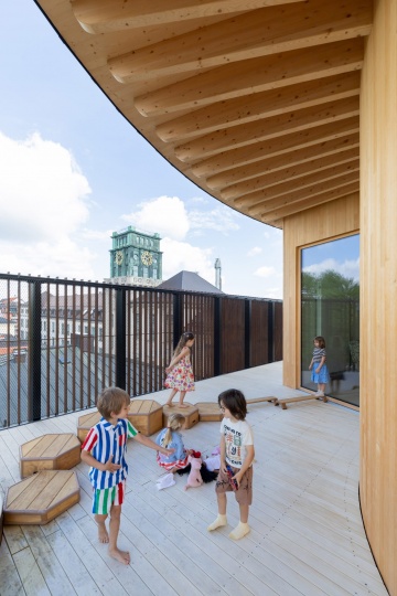 Студия Kéré Architecture построила детский сад с трехэтажной игровой площадкой
