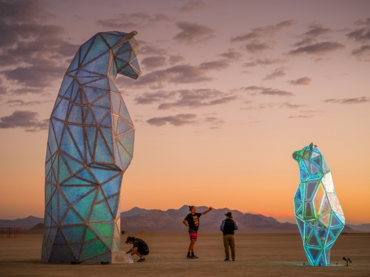 Скульптуры Джен Льюин с Burning Man установили на набережной в Бруклине