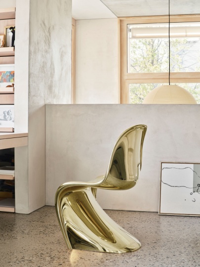 Vitra выпустила стул Panton в золотистой отделке