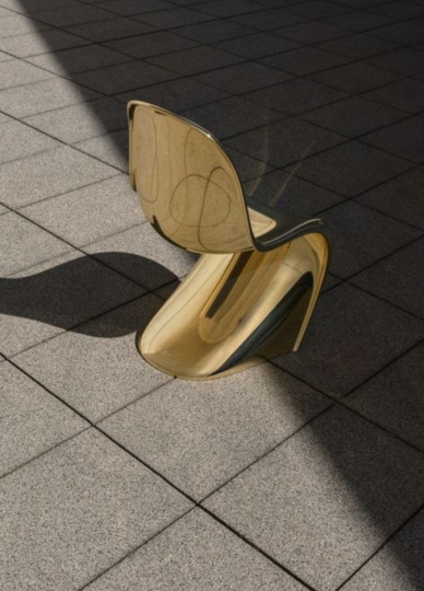 Vitra выпустила стул Panton в золотистой отделке