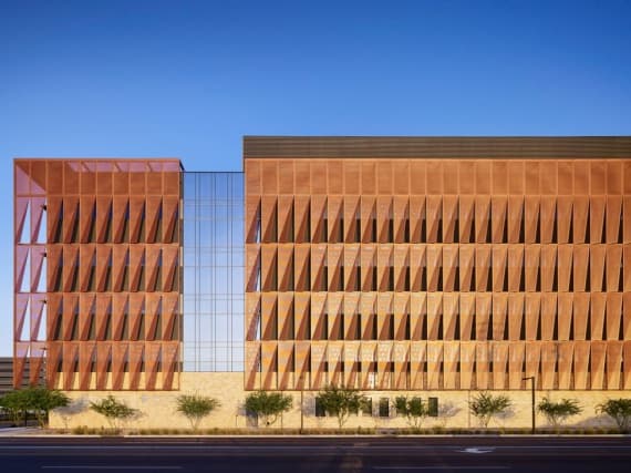 ZGF Architects оформили медицинский центр «ржавым» железом ZGF Architects оформили медицинский центр «ржавым» железом