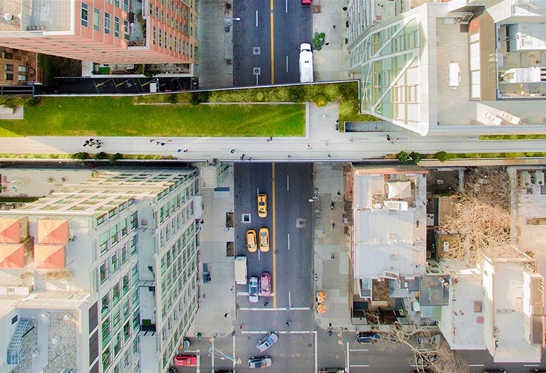 The High Line — общественный парк (а также пешеходный мост) в районе манхэттанского Вест Сайда, Нью-Йорк, США