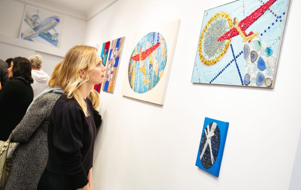 Фотография с выставки «Рождественский полёт» Ольги Солдатовой в лондонской галерее SAAS