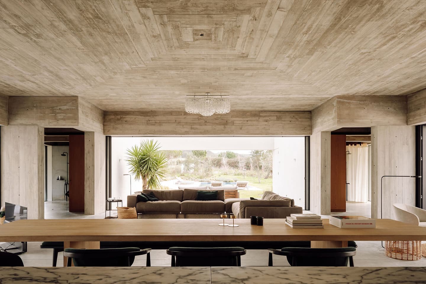 Видовая гостиная с тройной перспективной – проект Atelier RUA