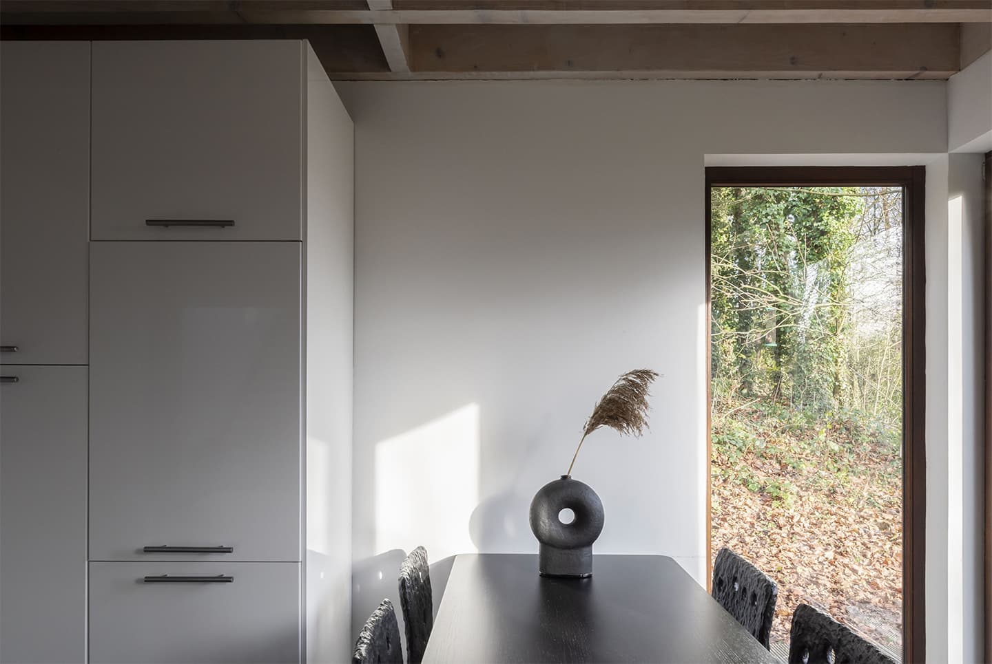 Интерьер жилой галереи FAINA House в Брюсселе — проект Yakusha Design