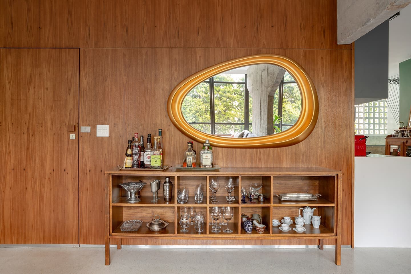 Холодный модернизм и теплый midcentury в бразильской квартире — проект Debaixo do Bloco Arquitetura