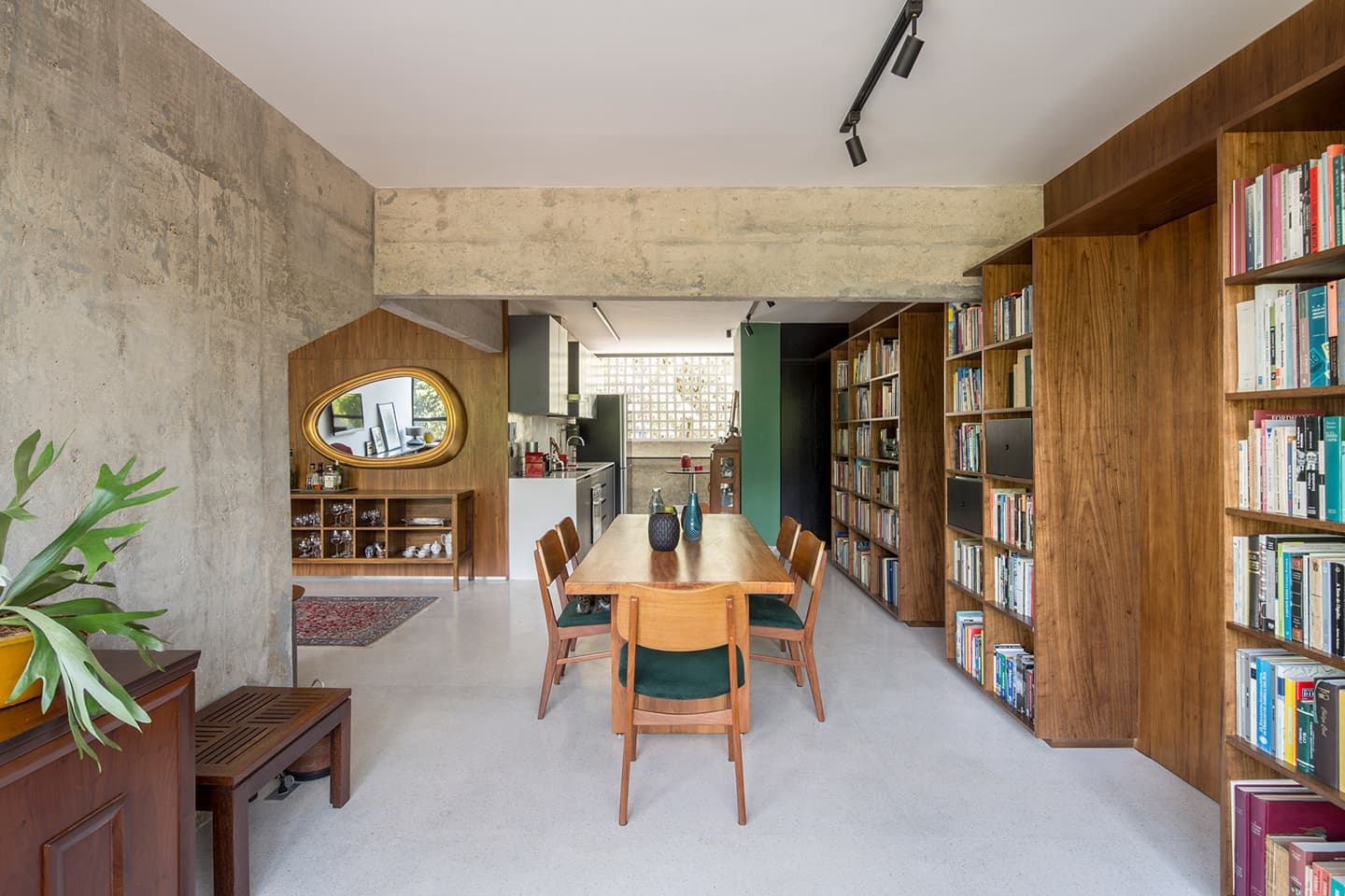 Холодный модернизм и теплый midcentury в бразильской квартире — проект Debaixo do Bloco Arquitetura
