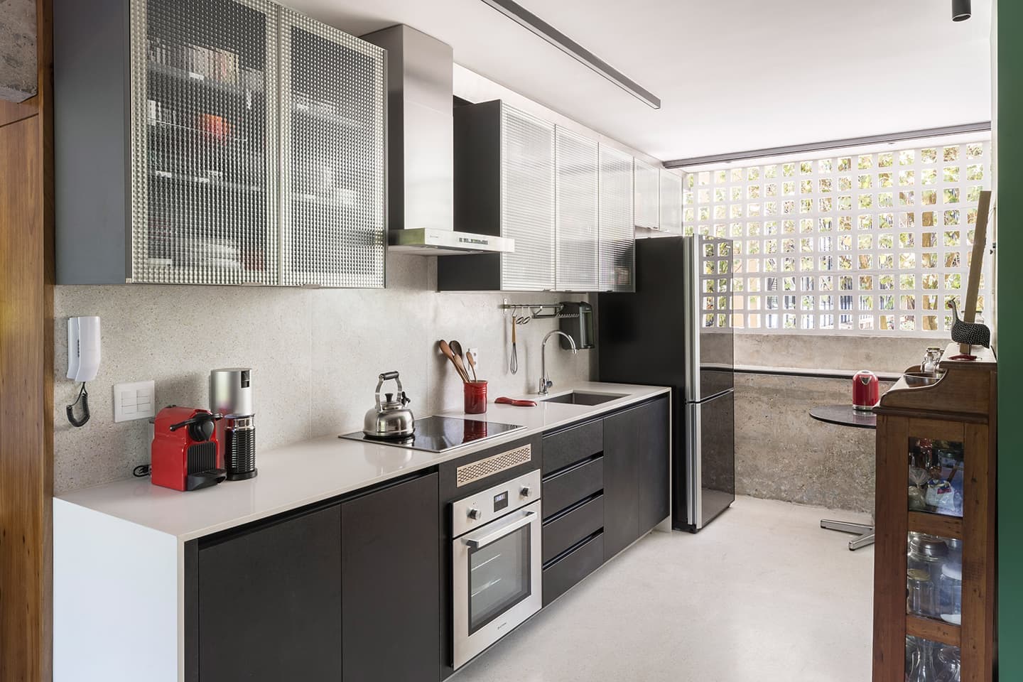 Холодный модернизм и теплый midcentury в бразильской квартире — проект Debaixo do Bloco Arquitetura