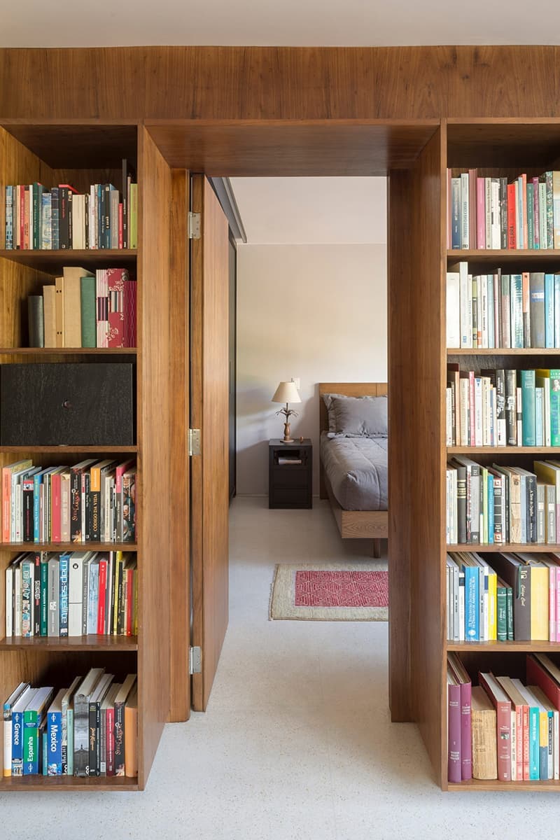 Холодный модернизм и теплый midcentury в бразильской квартире — проект Debaixo do Bloco Arquitetura