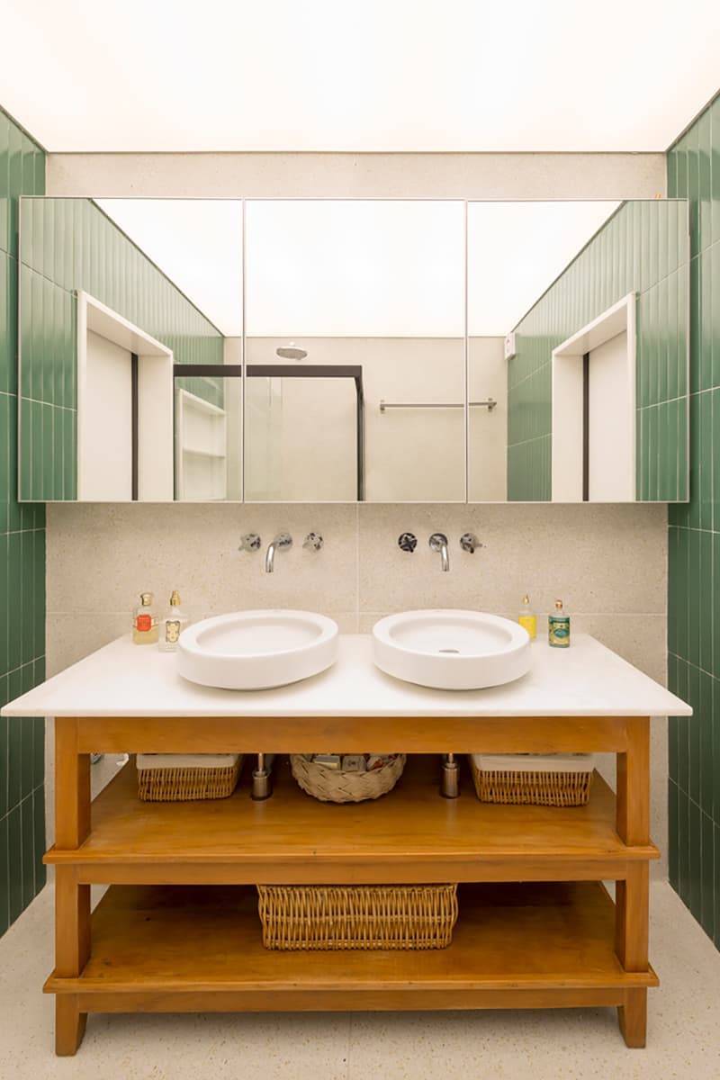 Холодный модернизм и теплый midcentury в бразильской квартире — проект Debaixo do Bloco Arquitetura