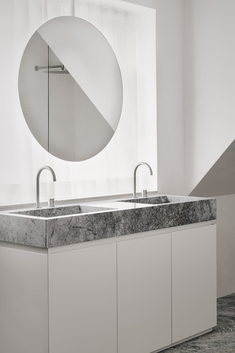 Контрастный дуализм: черно-белый интерьер резиденции в Монреале — проект Atelier Barda