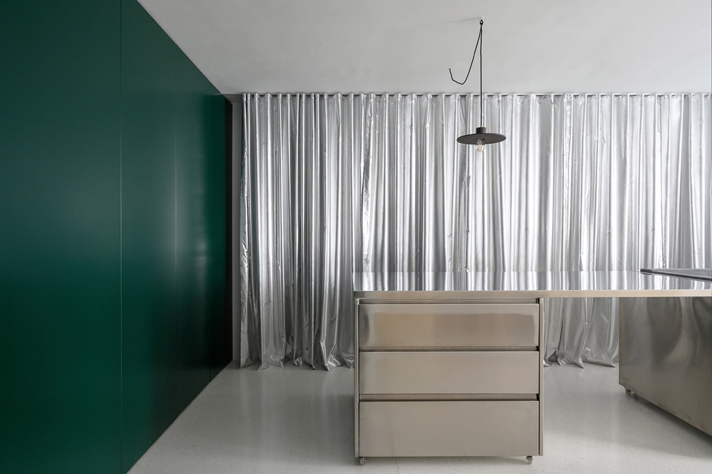 Маленькая квартира с подвижной мебелью в Любляне – проект Arhitektura d.o.o