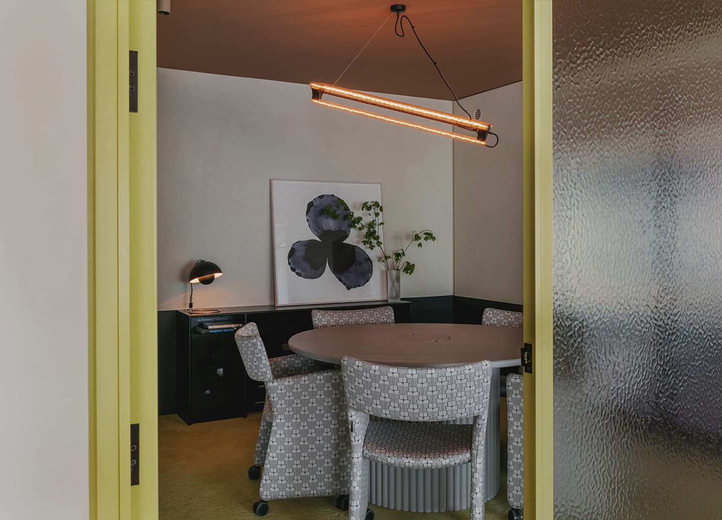 Уютный офис в эстетике американских частных домов 50-х годов – проект студии Daytrip