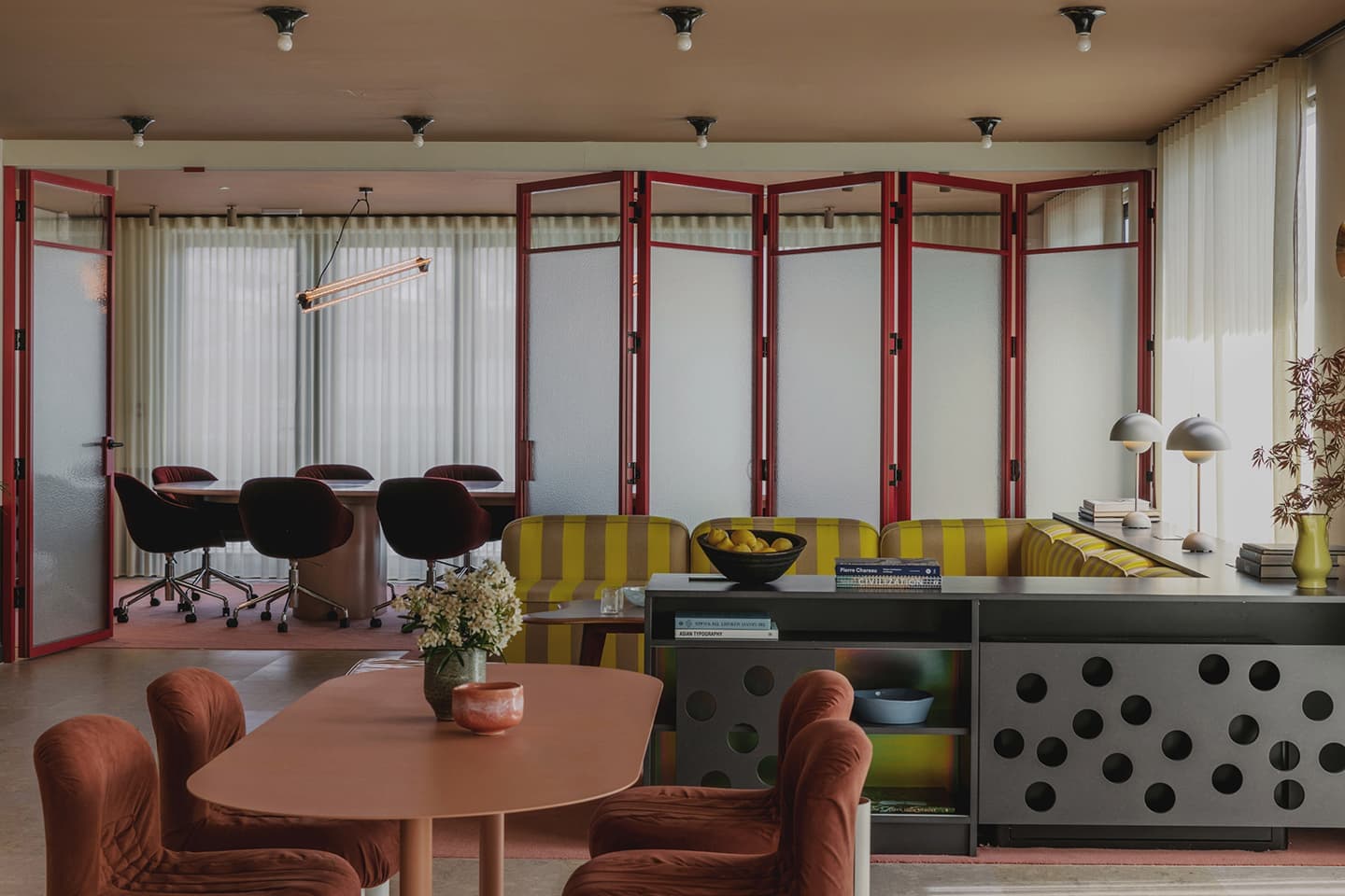 Уютный офис в эстетике американских частных домов 50-х годов – проект студии Daytrip