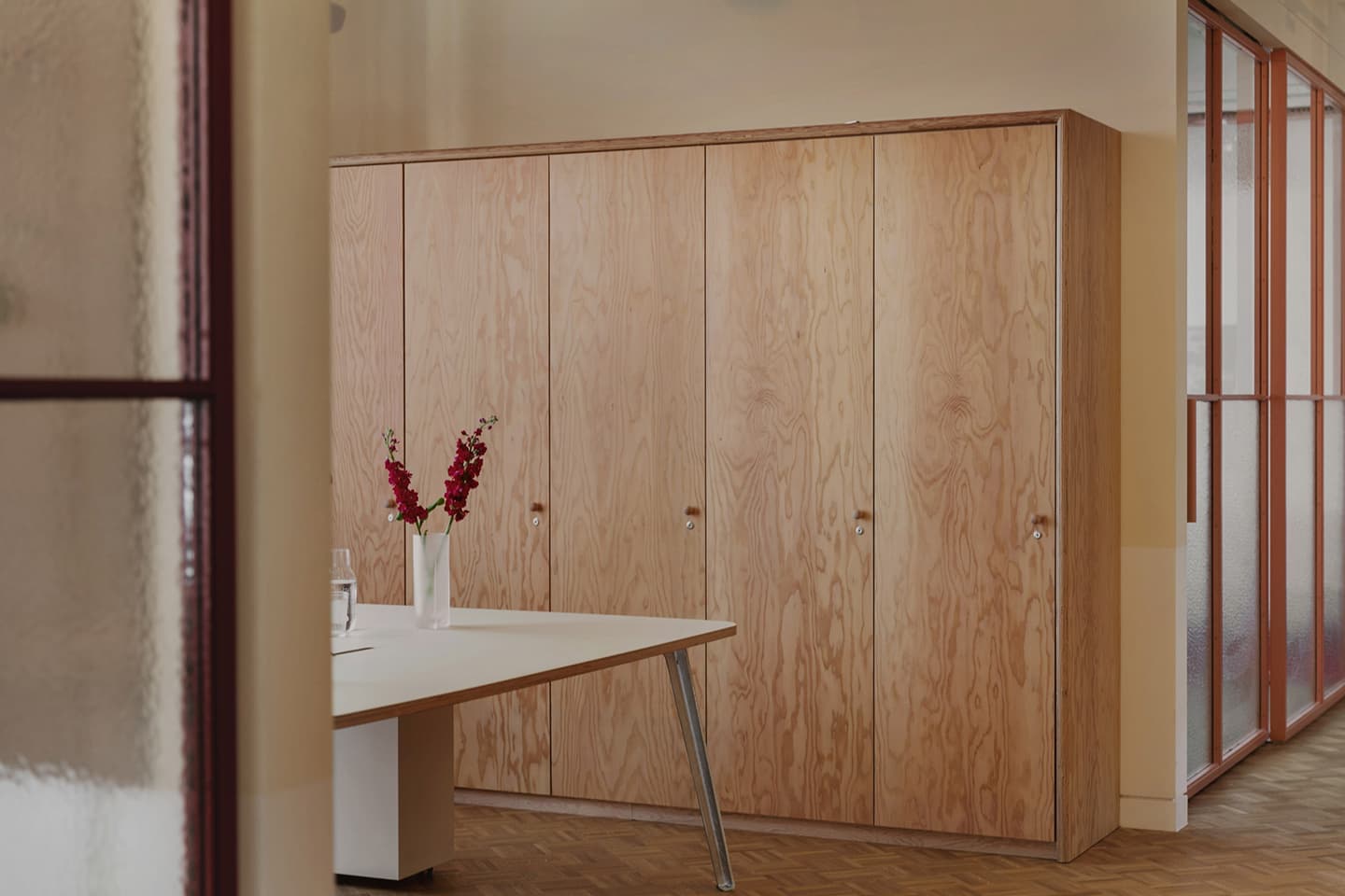 Уютный офис в эстетике американских частных домов 50-х годов – проект студии Daytrip