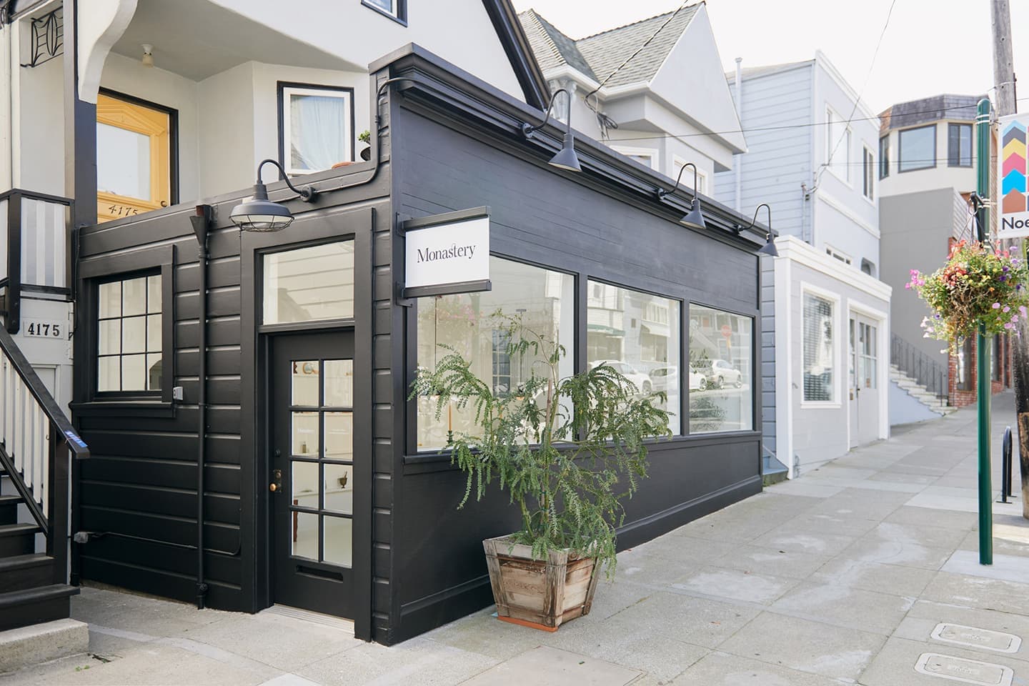 Свежее видение монастыря в интерьере калифорнийского спа-салона — проект Jacqueline Sullivan