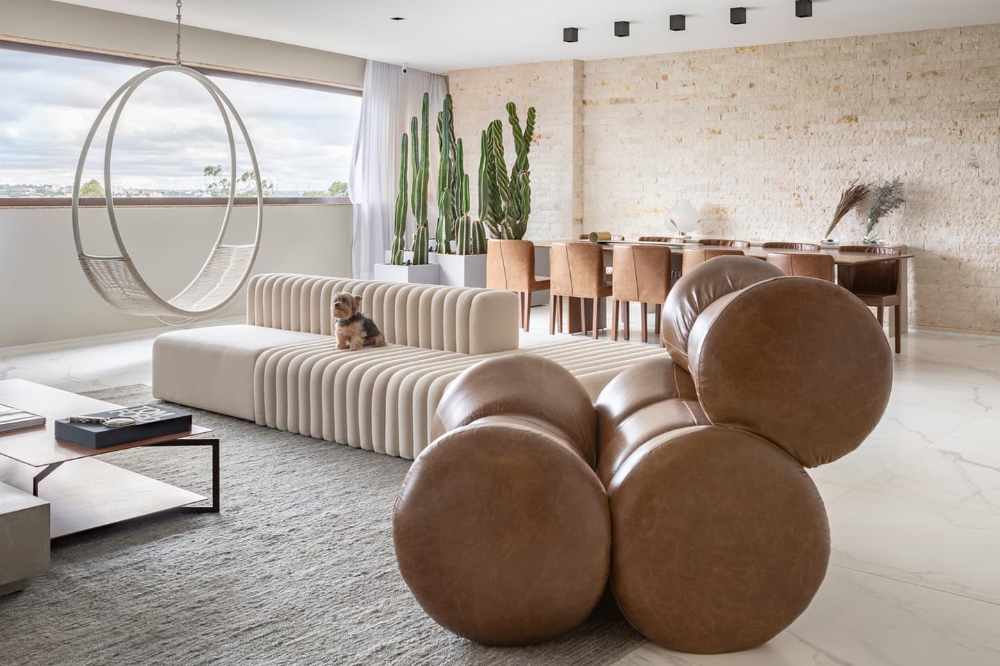 Большая гостиная и микс материалов и текстур в бразильских апартаментах — проект Studio2 Arquitetura e Interiores