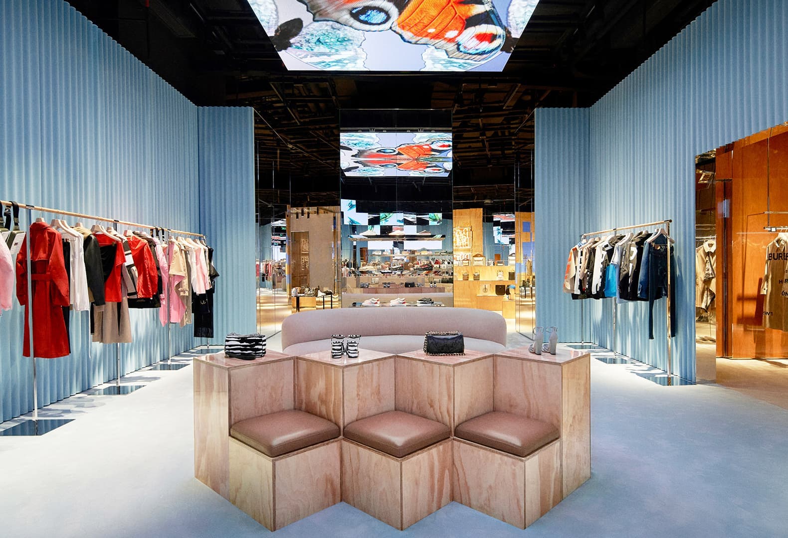 Интерактивный магазин Burberry с WeChat