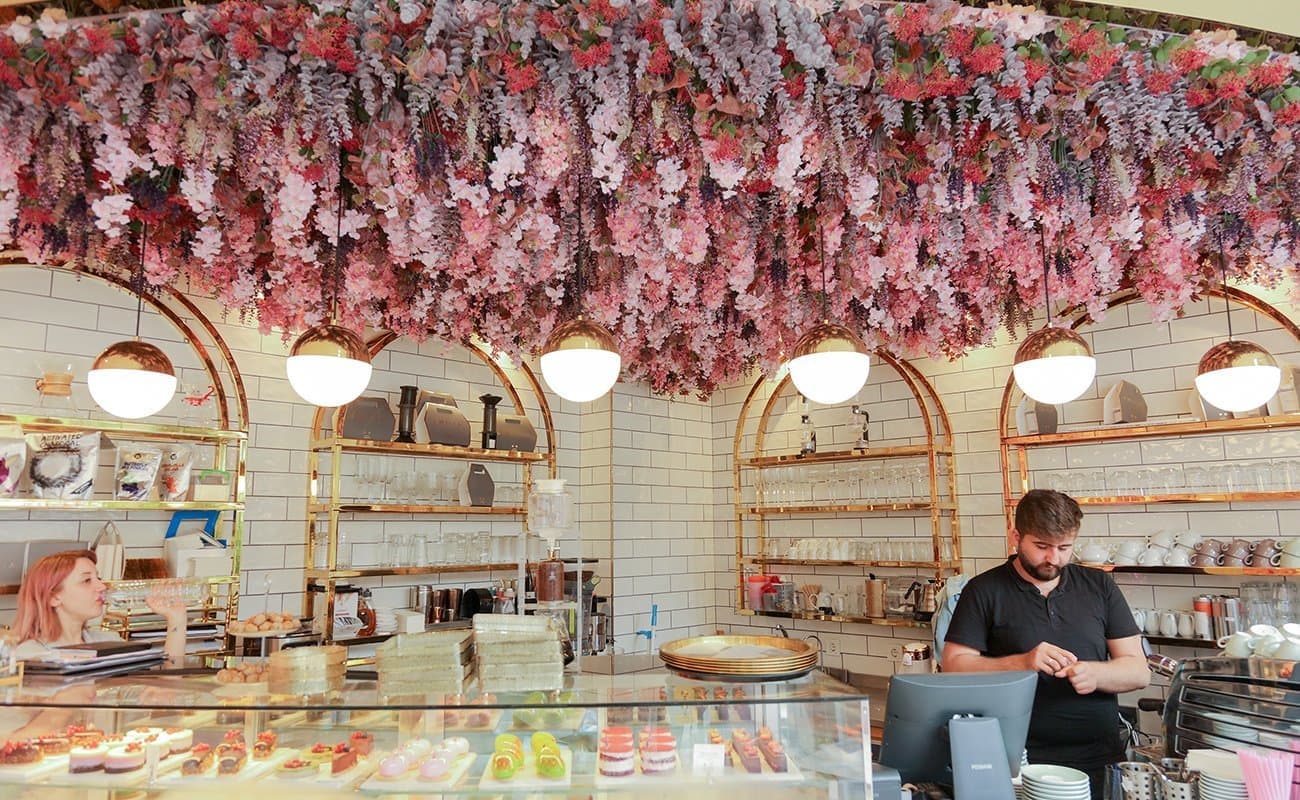 Сад глициний и роз в Emilia Cafe в Стамбуле