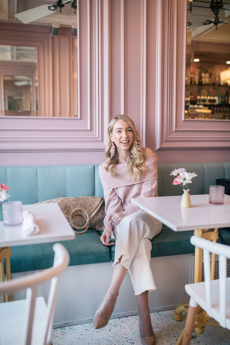 Маленькое кафе Cancan в Торонто, Канада