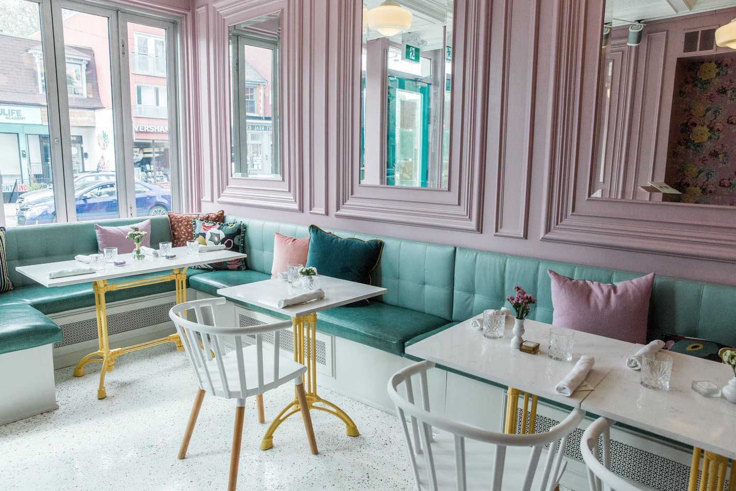 Маленькое кафе Cancan в Торонто, Канада