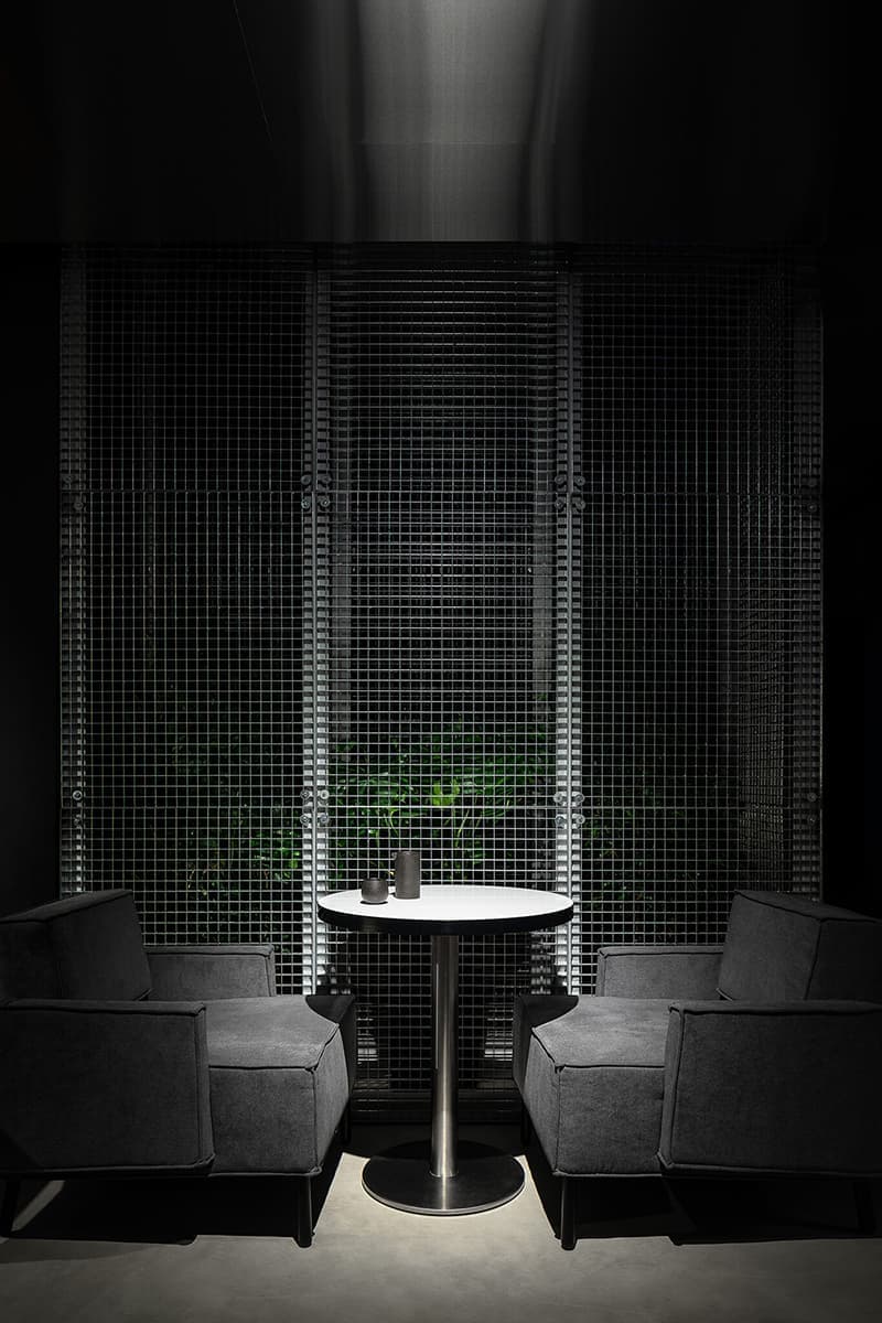 Свет, тень и все оттенки черного в кофейном баре в Харькове – проект Ponomarenko Bureau