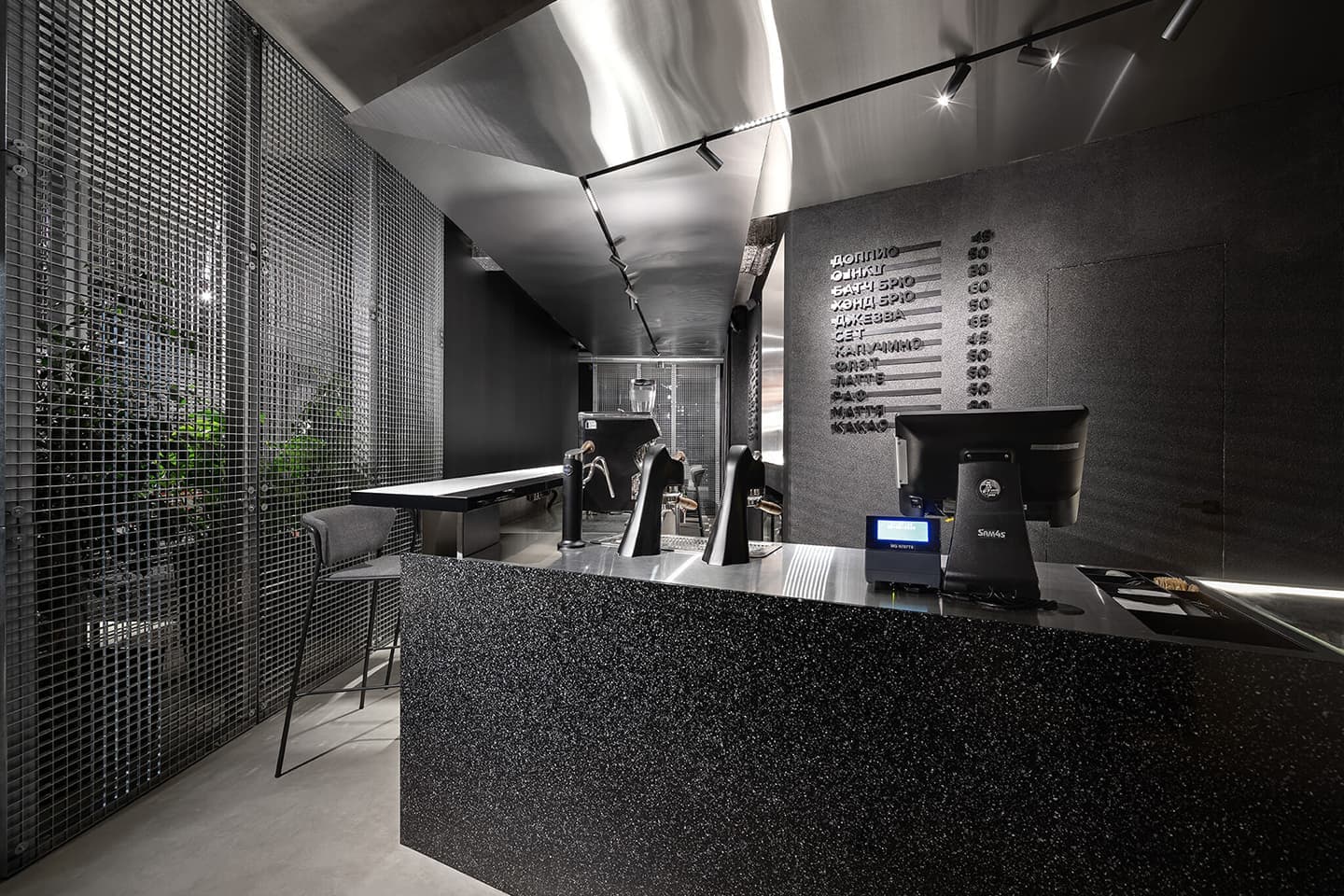 Свет, тень и все оттенки черного в кофейном баре в Харькове – проект Ponomarenko Bureau