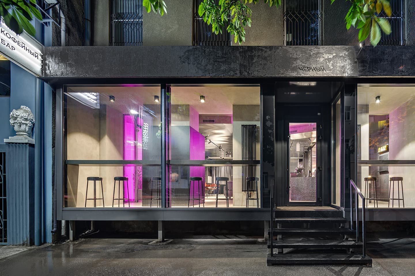 Свет, тень и все оттенки черного в кофейном баре в Харькове – проект Ponomarenko Bureau