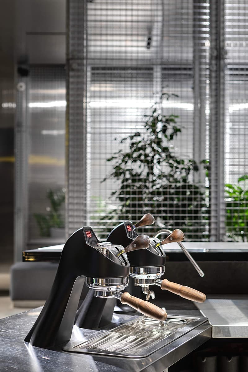 Свет, тень и все оттенки черного в кофейном баре в Харькове – проект Ponomarenko Bureau