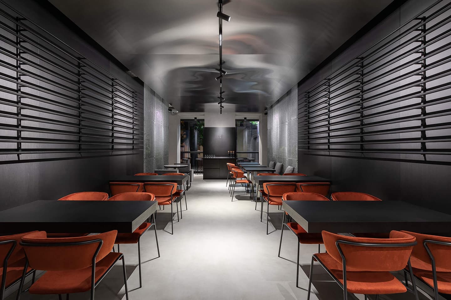 Свет, тень и все оттенки черного в кофейном баре в Харькове – проект Ponomarenko Bureau