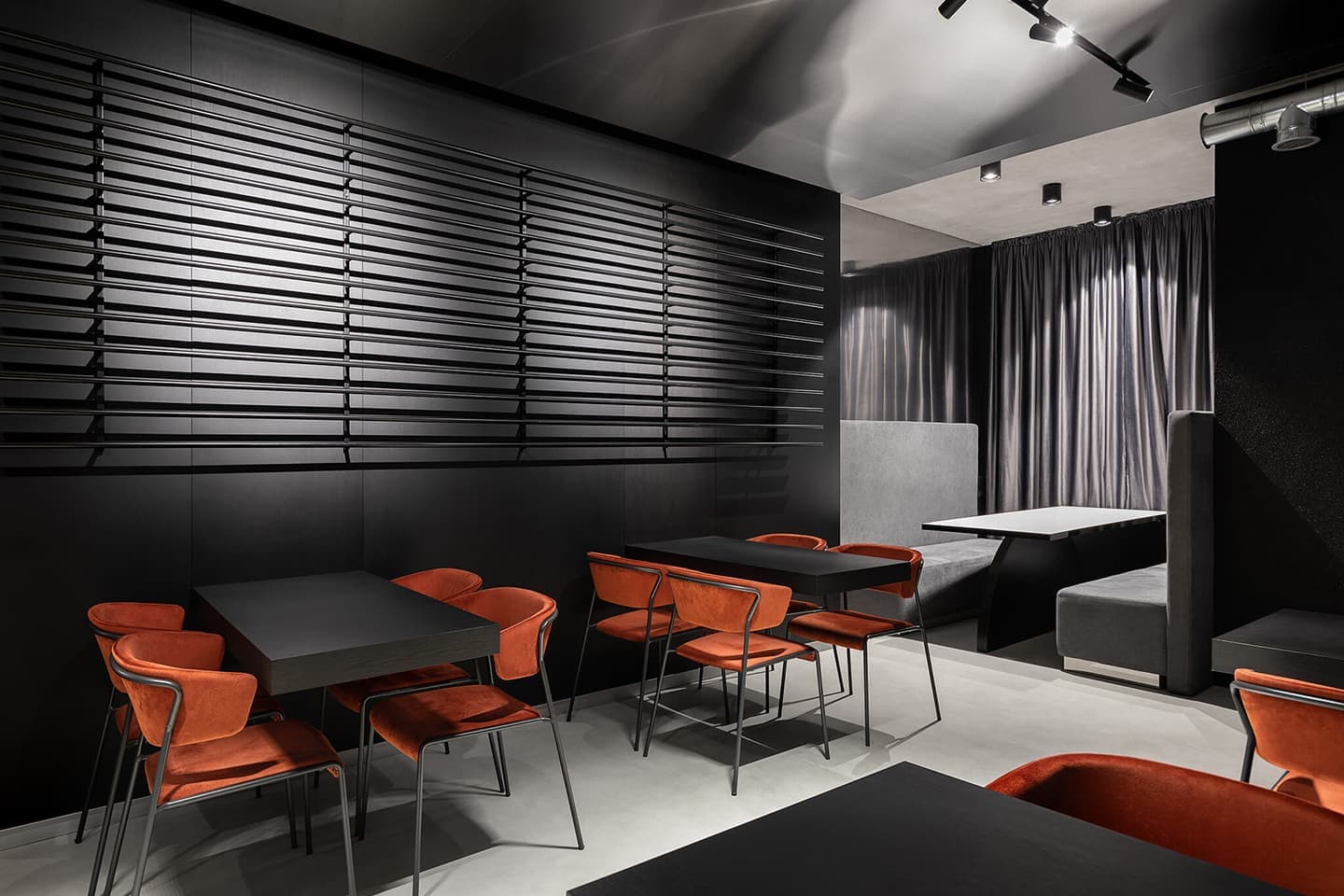 Свет, тень и все оттенки черного в кофейном баре в Харькове – проект Ponomarenko Bureau