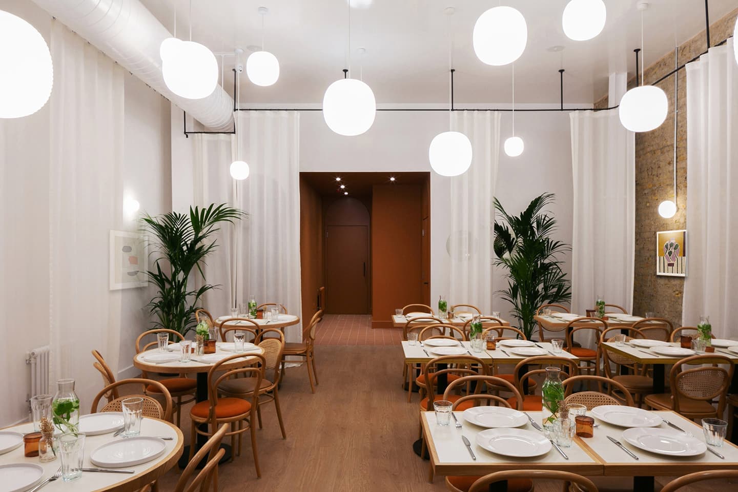 Терракотовые оттенки в лондонском кафе — проект Ola Jachymiak Studio