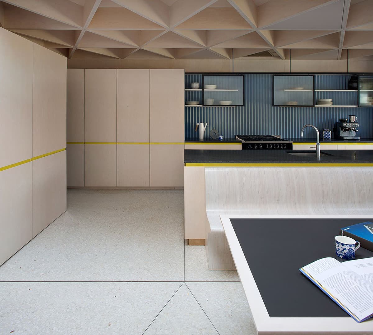 Интерьер с необычными решениями для молодой пары в историческом поместье – проект дизайнера Рошин Лафферти